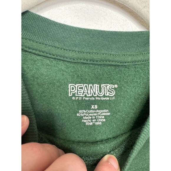 Peanuts Kids XS Unisex Snoopy On Candy Cane Sweatshirt Green Pullover Christmas - Picture 6 of 8